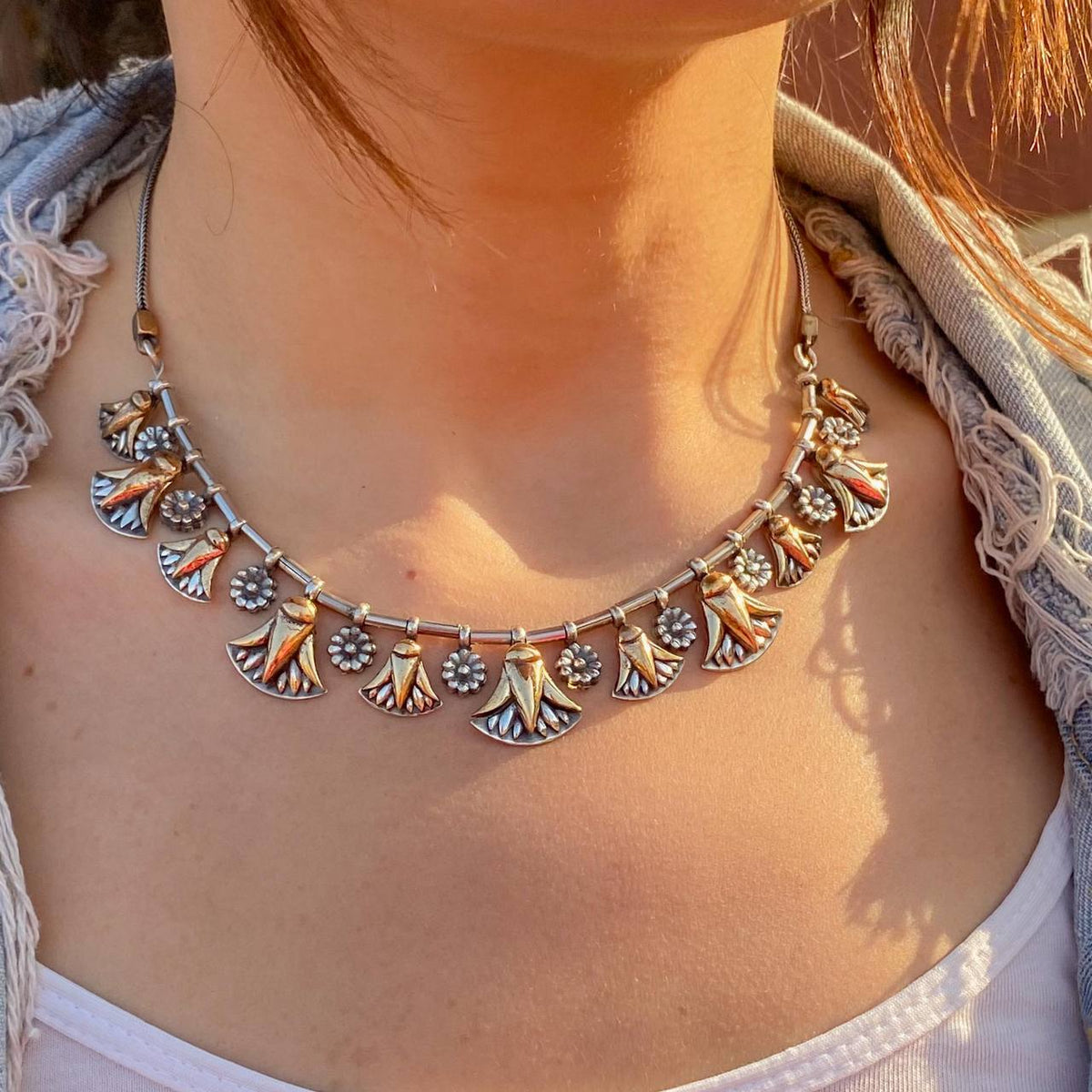 قلادة فضية على شكل زهور اللوتس