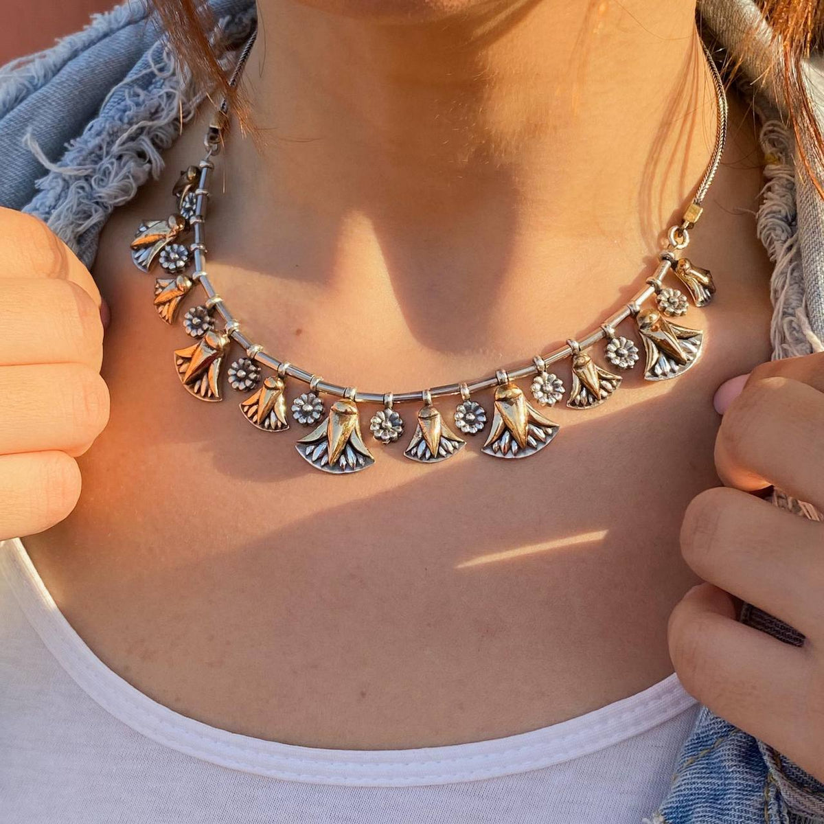 قلادة فضية على شكل زهور اللوتس