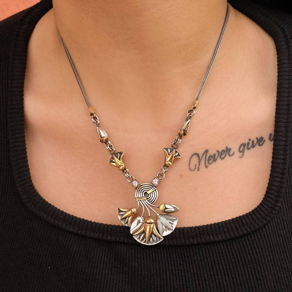 باقة من زهور اللوتس قلادة فضية