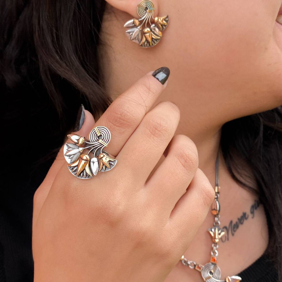 باقة من زهور اللوتس حلق فضي