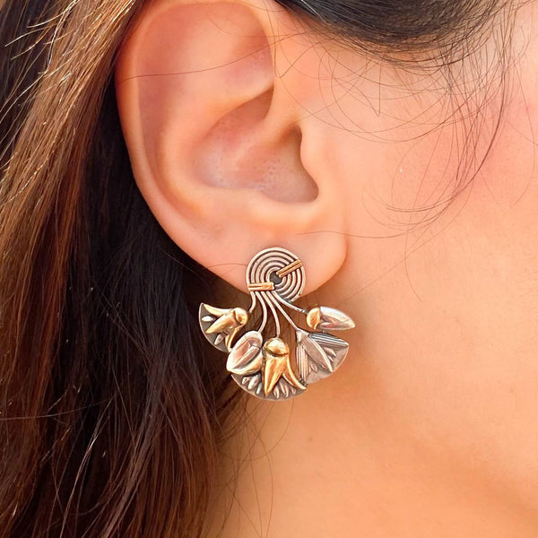 باقة من زهور اللوتس حلق فضي