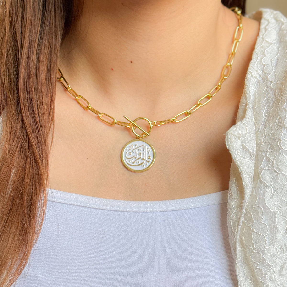 فاني قريب القلادة البيضاء