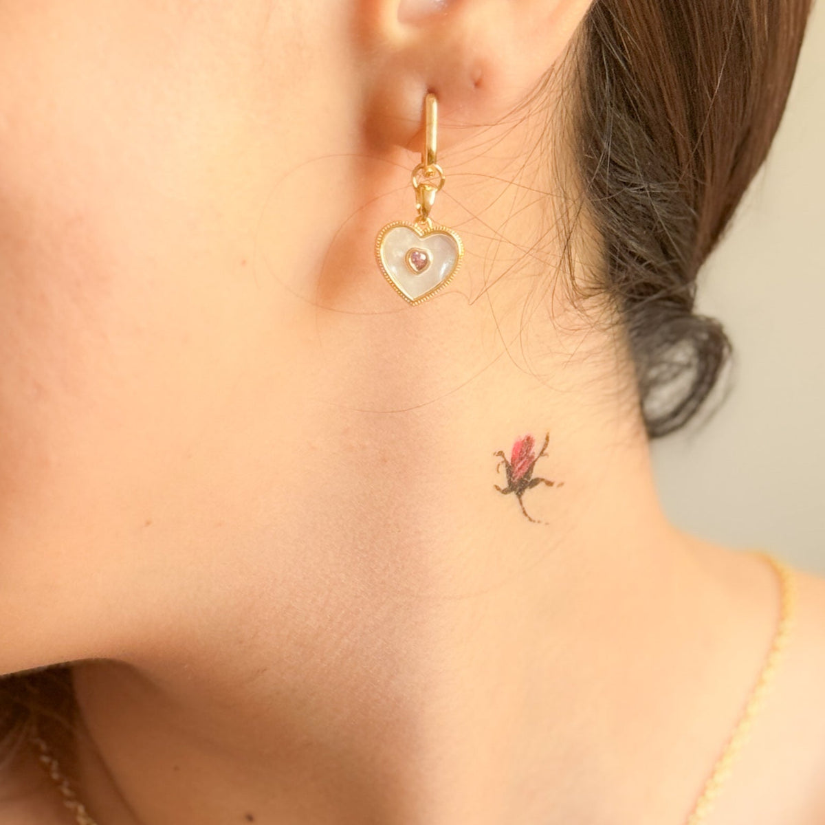 أقراط القلب مطرز بالذهب