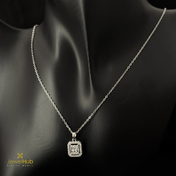 قلادة مربعة من الفضة المتألقة