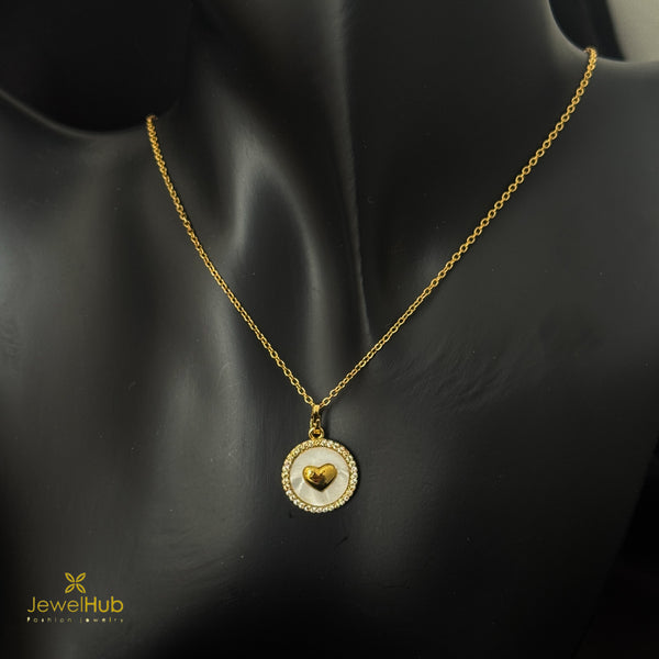 قلادة لؤلؤية على شكل قلب مضيء