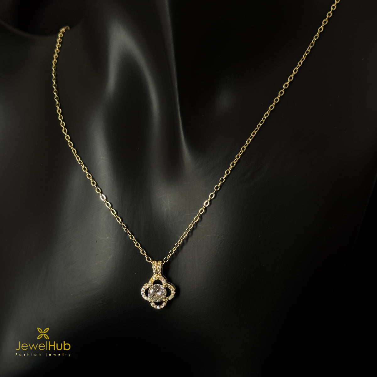 قلادة أوراق الحظ المتلألئة