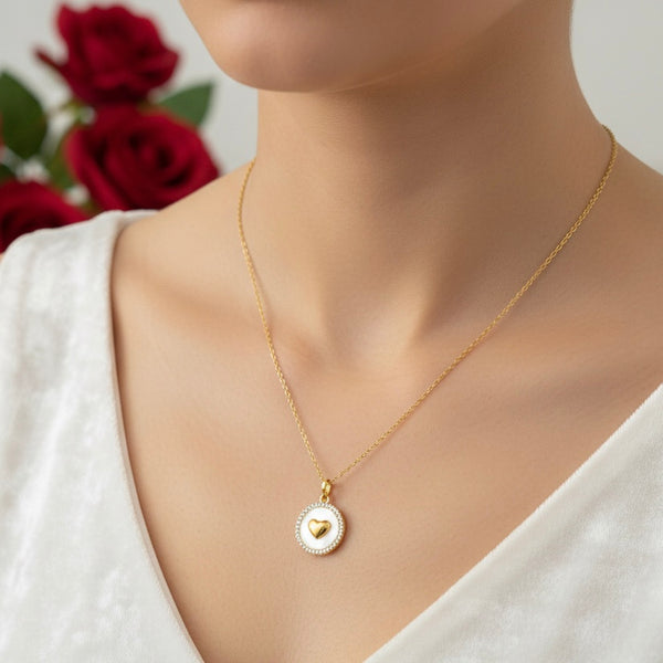 قلادة لؤلؤية على شكل قلب مضيء