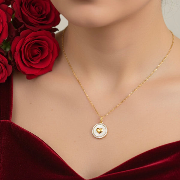 قلادة لؤلؤية على شكل قلب مضيء