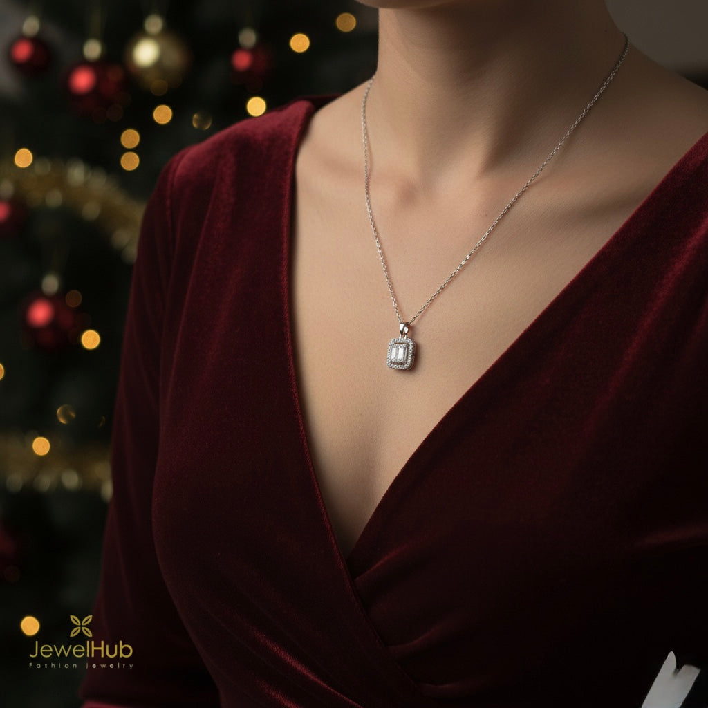 قلادة مربعة من الفضة المتألقة