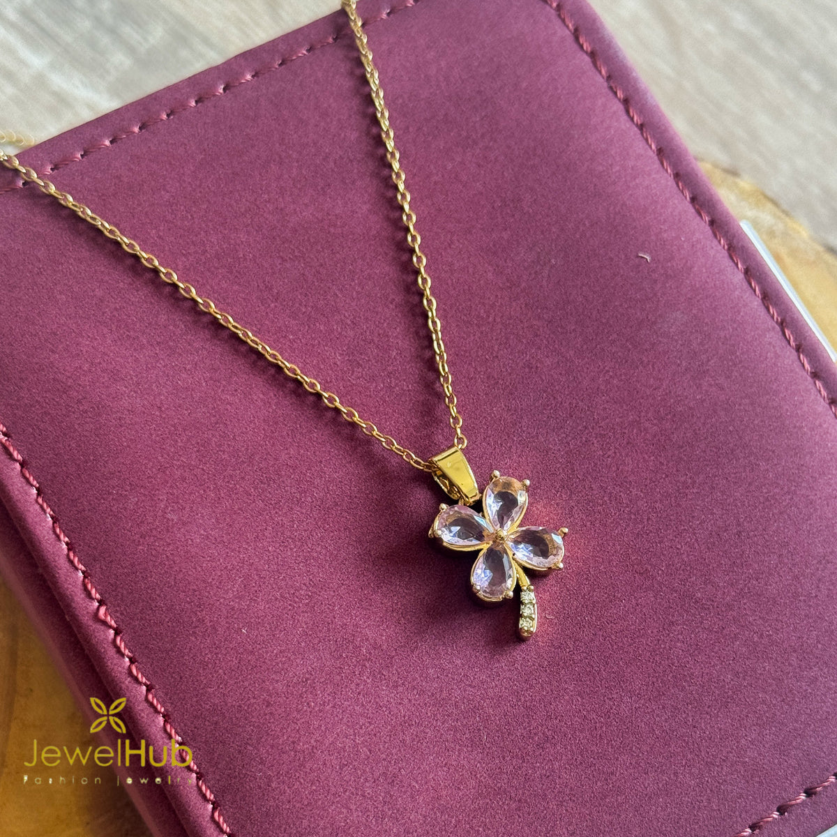 قلادة كريستال ورقة الحظ