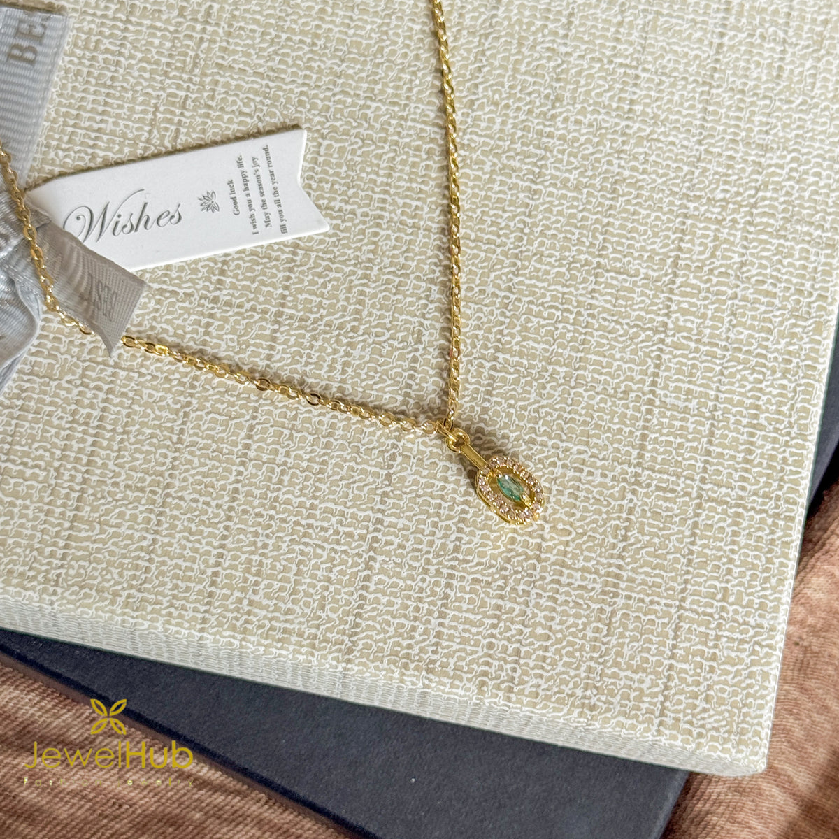 قلادة المنشور الذهبي