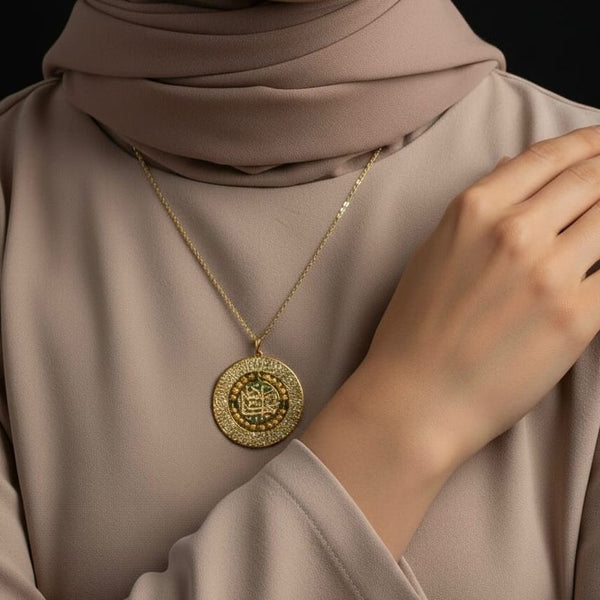 قلادة باي بوك