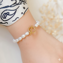 Load image into Gallery viewer, T-bar Clasp Pearls Bangle