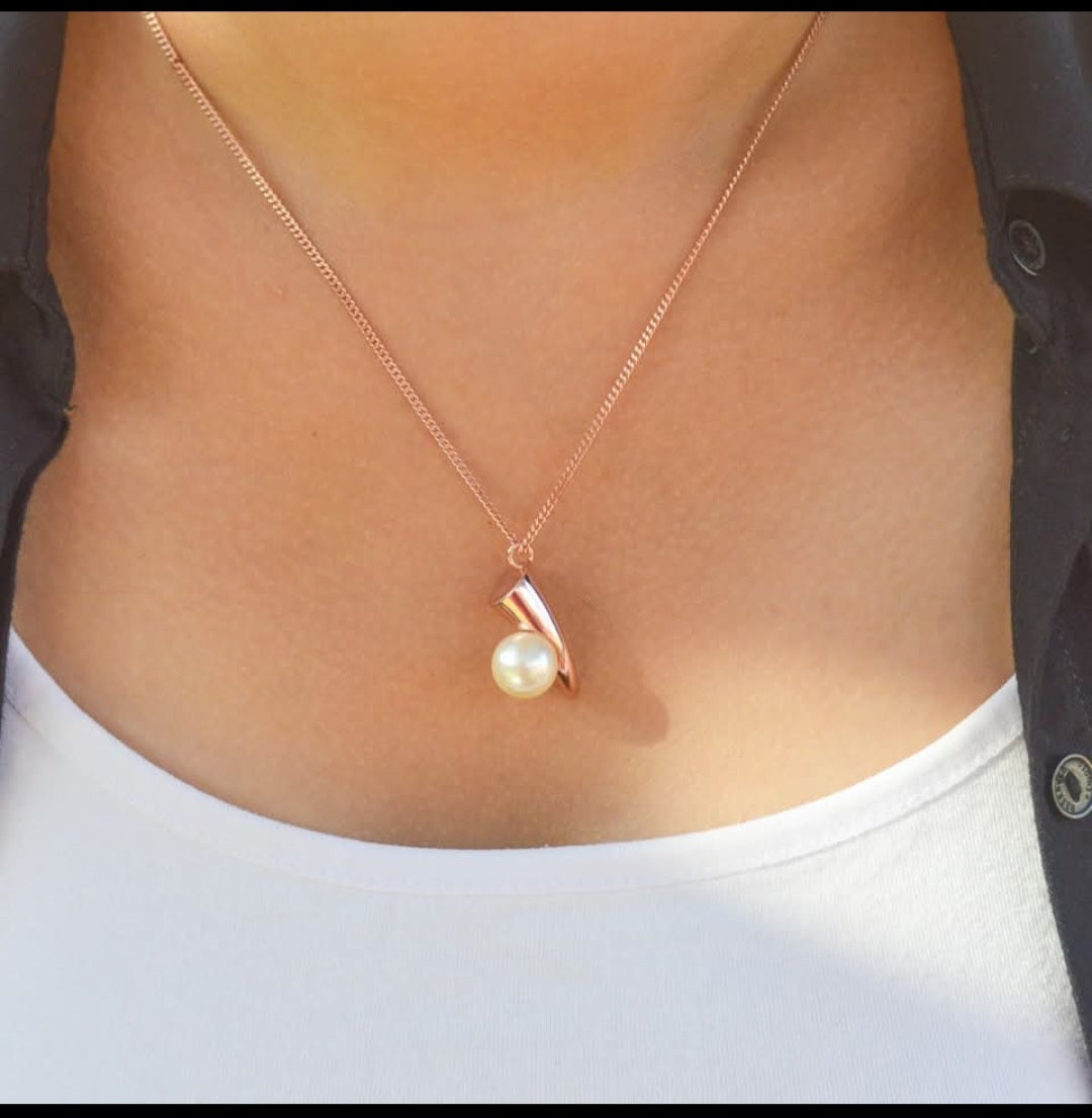Rose Pearl Curve Necklace