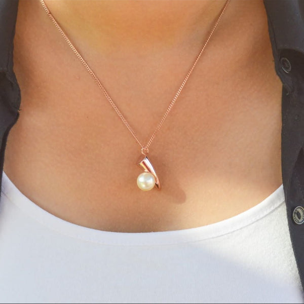Rose Pearl Curve Necklace