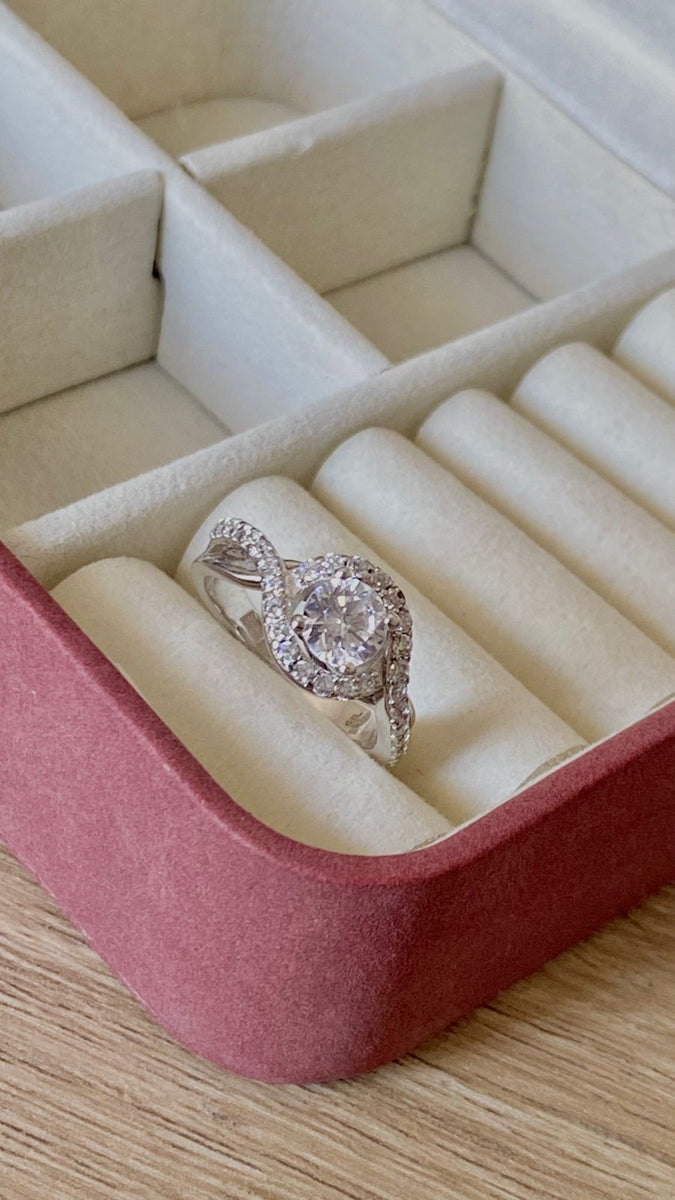 Brilliant Round Cut Halo Ring with Twist Band