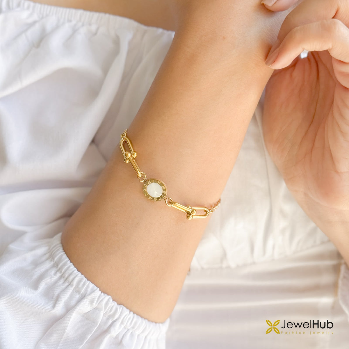 Golden Pearl & Link Medallion Bracelet