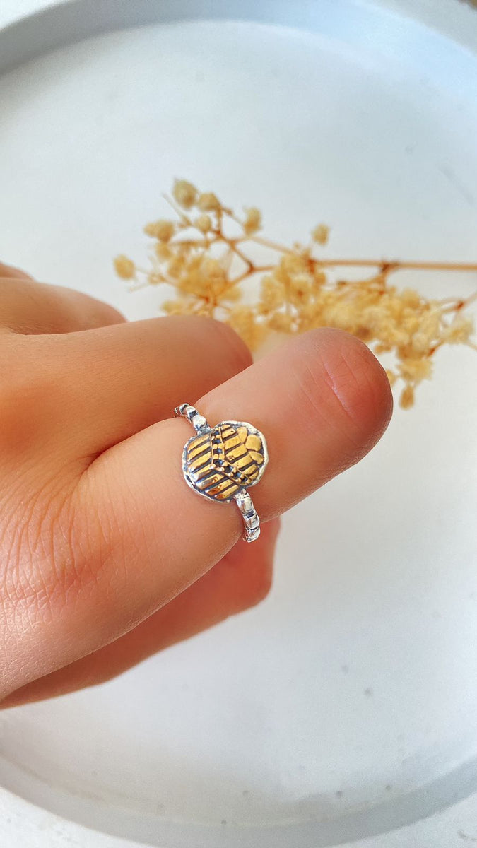 خاتم الجعران الذهبي من الفضة الإسترليني